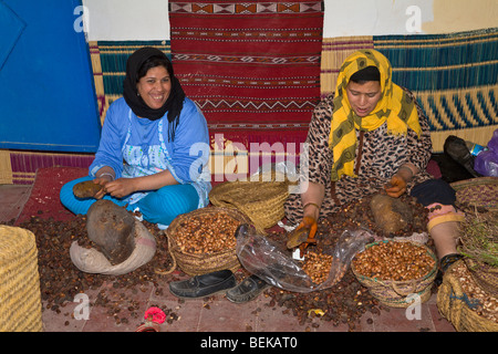 Womens cooperative di produzione di olio di argan essaouira marocco Foto Stock