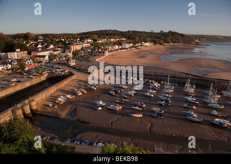 Vista su Saundersfoot Harbour con barche ormeggiate, la mattina presto, Pembrokeshire, West Wales UK. Foto Stock