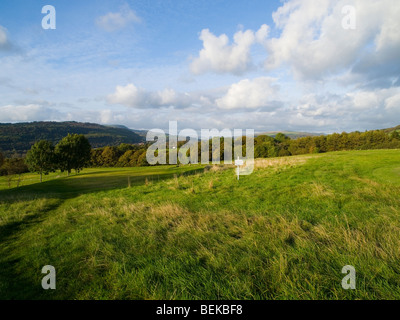 Guardando giù nella valle di Neath dal Gnoll Station Wagon Country Park in Neath Port Talbot Wales UK Foto Stock