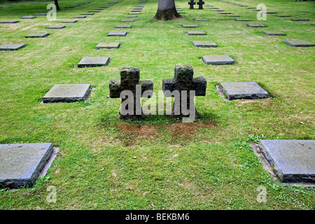 Croci in pietra a Vladslo il cimitero di guerra tedesco, Belgio Foto Stock