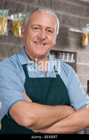 Ritratto di un addetto alle vendite sorridente in un negozio di ferramenta Foto Stock