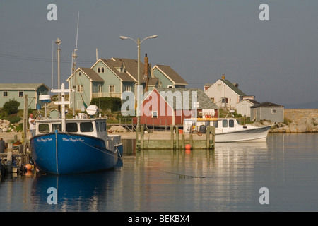 Colorate barche da pesca dock presso il pittoresco villaggio di Peggy's Cove, Nova Scotia Canada. Foto Stock