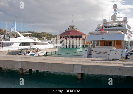 Barche Yacht Haven Grande, una marina per Mega Yachts; cene private club in background - Charlotte Amalie, USVI Foto Stock