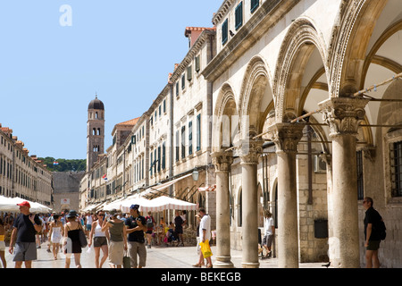 I turisti in Stradun Dubrovniks - strada principale con il Palazzo Sponza sul lato destro Foto Stock