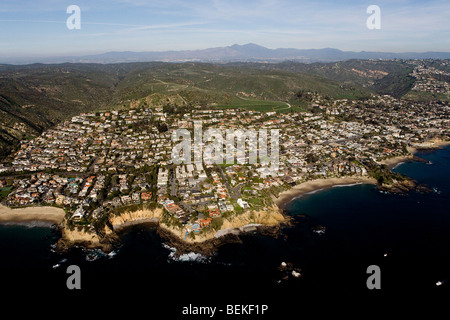 Vista aerea residenziale sopra Ocean front property Crescent Bay e Emerald Bay a nord di Laguna Beach California del sud Foto Stock
