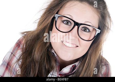 Scatto di una bella bruna Geek contro White Foto Stock