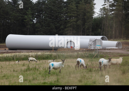 Sezioni di turbine eoliche sul sito in attesa di assemblaggio Foto Stock