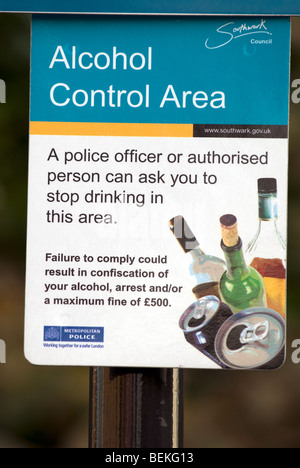 Il Southwark Council segno attenzione del pubblico che essi sono in un alcool Area di controllo, Peckham, Southwark, Inghilterra. Foto Stock