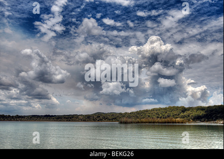 Colpo di nubi in movimento sopra il lago Foto Stock