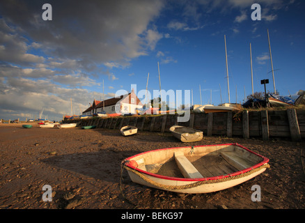 Barche e il Chandlery a Burnham Overy Staithe sulla Costa North Norfolk, Inghilterra. Foto Stock