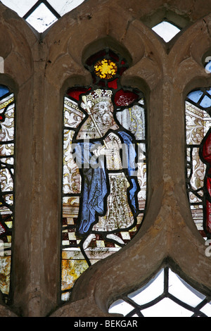 Dettaglio di un medievale di vetrate raffiguranti i vari Re d'Inghilterra, Chiesa di Santa Maria, Stody, Norfolk Foto Stock