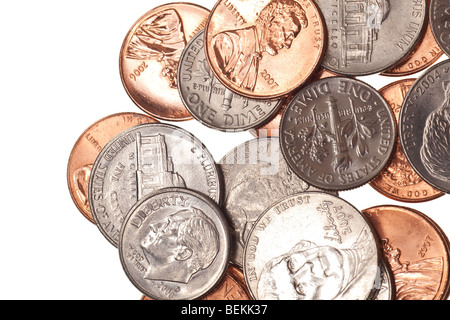 Monete metalliche isolate su un puro sfondo bianco Foto Stock