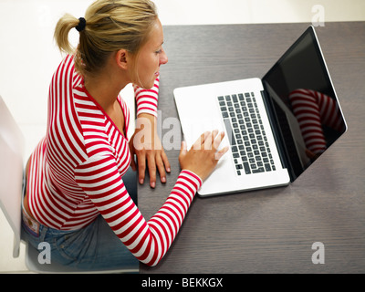 Donna che utilizza il computer portatile a casa. Angolo di Alta Vista, spazio di copia Foto Stock