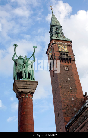 Statua di Viking Lur soffianti di corno e la torre del Municipio (Radhus), Copenhagen, Danimarca Foto Stock