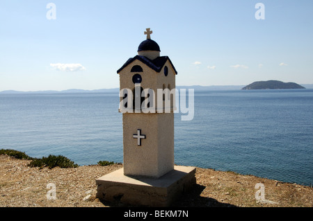 Religioso santuario greco a Neos Marmaras affacciato sul Golfo Toroneos e Kelyfos Isola Grecia settentrionale Foto Stock