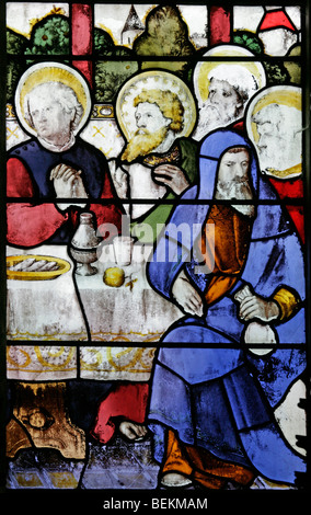 Dettaglio del vetro macchiato finestra orientale alla Chiesa di tutti i santi, Shipdham, Norfolk raffigurante il diciples durante l'Ultima Cena Foto Stock