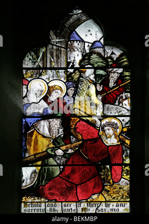 Dettaglio del vetro macchiato finestra orientale alla Chiesa di tutti i santi, Shipdham, Norfolk Gesù porta la croce Foto Stock