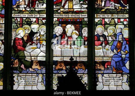 Un dettaglio del vetro macchiato finestra orientale alla Chiesa di tutti i santi, Shipdham, Norfolk raffigurante l'Ultima Cena Foto Stock