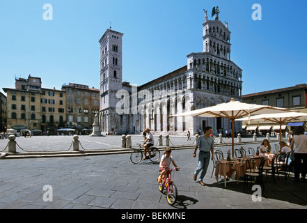 La Piazza Michele con la torre campanaria del Duomo di Lucca / Cattedrale di Saint Martin a Lucca, Toscana, Italia Foto Stock