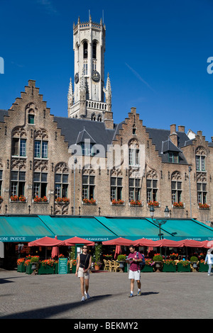 I turisti a Burg mostra Ristorante Tom Pouce e torre campanaria (Belfort), Bruges Foto Stock