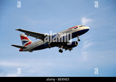 Un British Airways (BA) Airbus A319-131 provenienti per atterrare all'Aeroporto di Londra Heathrow, UK. Agosto 2009. (G-EUPZ) Foto Stock