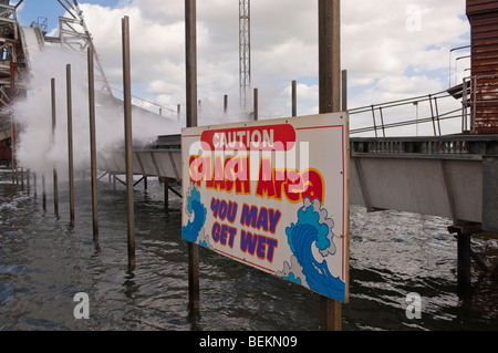 Il Log Flume Ride a Pleasure Beach in Great Yarmouth,Norfolk, Regno Unito Foto Stock