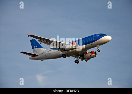 Un bmi British Midland Airbus A319-131 provenienti per atterrare all'Aeroporto di Londra Heathrow, UK. Agosto 2009. (G-DBCB) Foto Stock