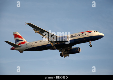 Un British Airways (BA) Airbus A320-232 provenienti per atterrare all'Aeroporto di Londra Heathrow, UK. Agosto 2009. (G-EUUN) Foto Stock
