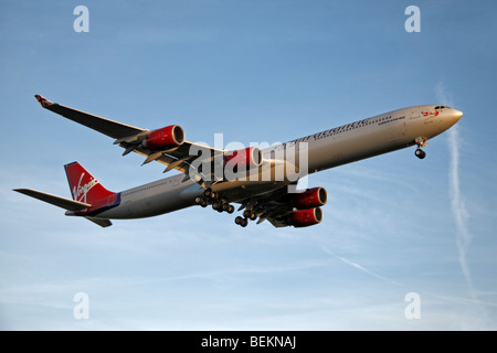 Un Virgin Atlantic Airbus A340-600 provenienti per atterrare all'Aeroporto di Londra Heathrow, UK. Agosto 2009. (G-VFOX) Foto Stock