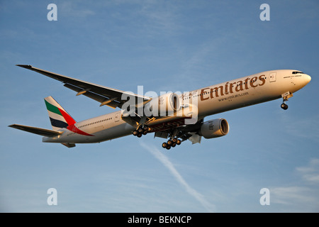 Un Emirates Boeing 777-36N(ER) proveniente per atterrare all'Aeroporto di Londra Heathrow, UK. Agosto 2009 (A6-ECN) Foto Stock