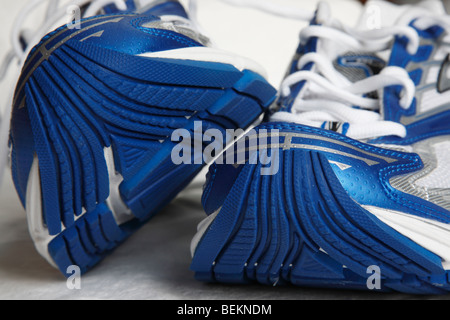 Una coppia di uomini scarpe da corsa Foto Stock