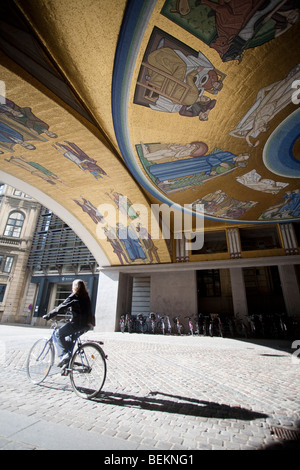 Murale sotto la passerella accanto al Royal Theatre (Det Kongelige Teater), Copenhagen, Danimarca Foto Stock