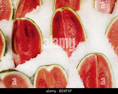 Fette di melone acqua avvolto in Cellphane su ghiaccio Foto Stock