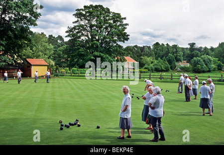 Gli anziani la riproduzione di prato torneo di bocce nello Yorkshire, Inghilterra, Regno Unito Foto Stock