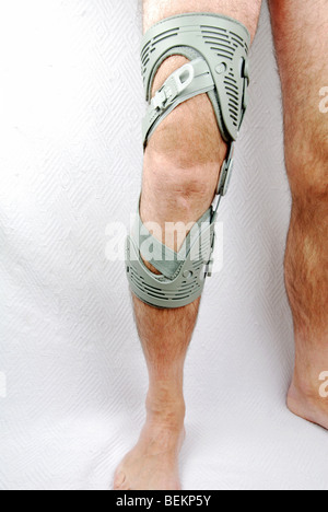Un uomo che indossa un tutore per ginocchio sulla sua gamba destra Foto Stock