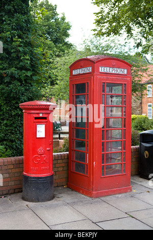 Red britannico postbox e telefono rosso scatola in Lincoln Foto Stock