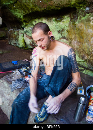 Scalatore tenetevi pronti mettere scarpe da arrampicata su Foto Stock