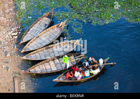 Dingi Nouka, piccola barca taxi d'acqua sul fiume Buriganga a Dacca in Bangladesh Foto Stock