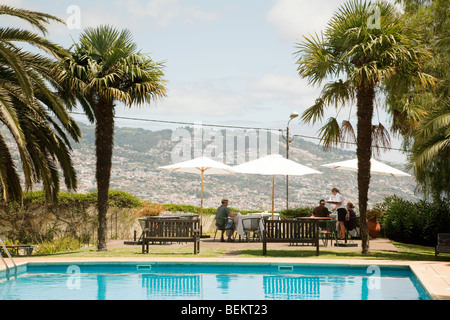 I turisti seduti al bar esterno, Hotel Quinta da Bela Vista, che domina Funchal, Madeira Foto Stock