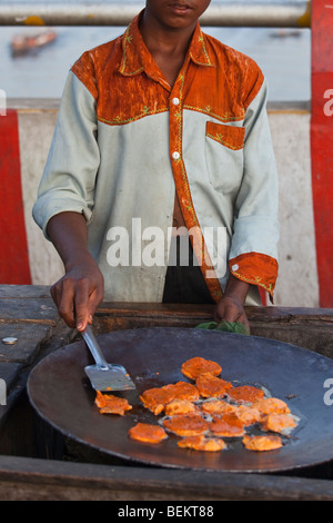 Venditore ambulante la frittura spuntini a Dacca in Bangladesh Foto Stock