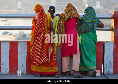 Giovani donne su un ponte a Dacca in Bangladesh Foto Stock