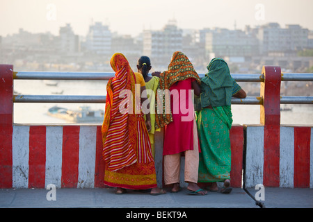 Giovani donne su un ponte a Dacca in Bangladesh Foto Stock