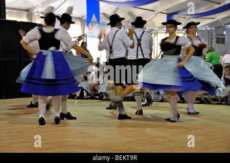 Il tedesco balli folcloristici durante l'Oktoberfest in Addison, Texas, Stati Uniti d'America Foto Stock