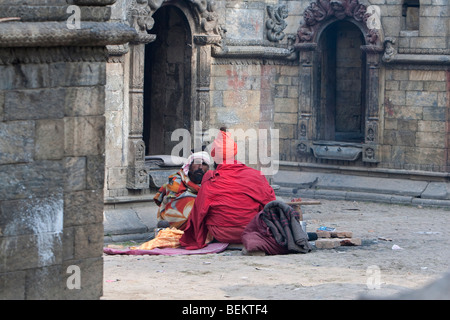 Pashupatinath, Nepal. Due Sadhus (uomini santi) in una conversazione tra i santuari di Shiva affacciato sul Nepal il più sacro tempio indù. Foto Stock