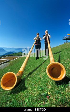 Alphorn alpenhorn / i giocatori di Rigi Kulm, Lucerna, Svizzera Foto Stock