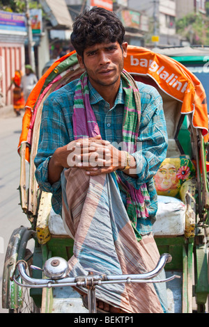 In rickshaw wallah nella vecchia Dacca in Bangladesh Foto Stock