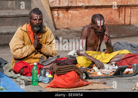 Pashupatinath, Nepal. Due Sadhus (uomini santi) in Nepal il più sacro tempio indù. Foto Stock