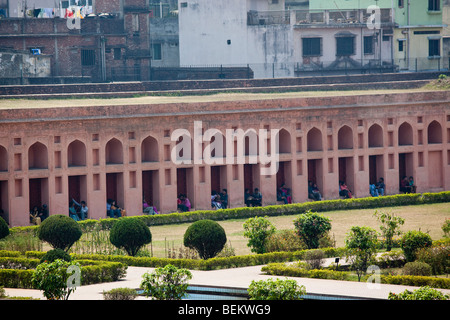 Coppie giovani all'interno Lalbagh Fort a Dacca in Bangladesh Foto Stock