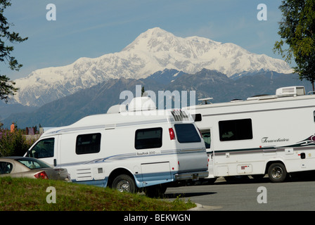 Mt McKinley a nord e a sud di picchi visti da George Parks Highway, con vacanziere veicoli ricreativi in una sosta/vie Foto Stock