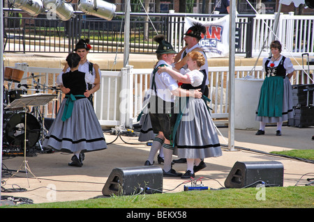 Il tedesco balli folcloristici durante l'Oktoberfest in Addison, Texas, Stati Uniti d'America Foto Stock